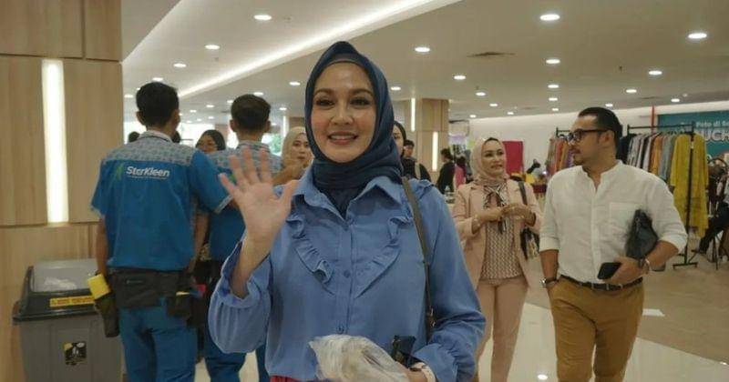 Instagram.com/dinalorenza1975